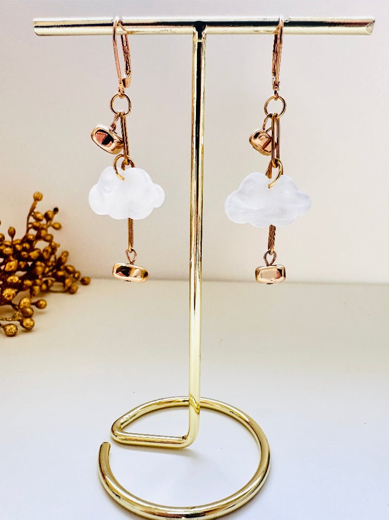 Boucles d’oreilles OLYMPE blanches et dorées, fantaisie élégantes - Camilmari Bijoux -