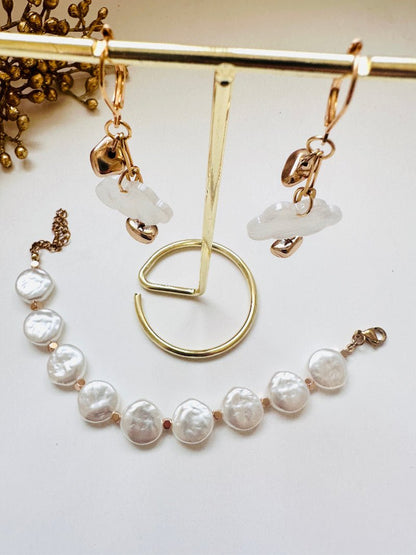 Boucles d’oreilles OLYMPE blanches et dorées, fantaisie élégantes - Camilmari Bijoux -