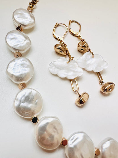 Boucles d’oreilles OLYMPE blanches et dorées, fantaisie élégantes - Camilmari Bijoux -