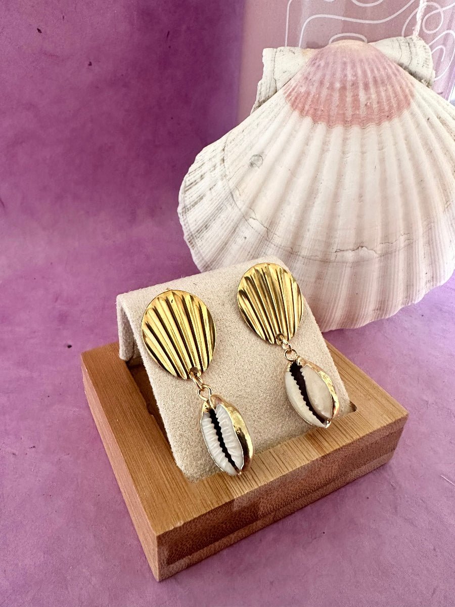 Boucles d’oreilles PÉLAGIE – acier inoxydable doré et pendants coquillage cauri naturel - Camilmari Bijoux - 