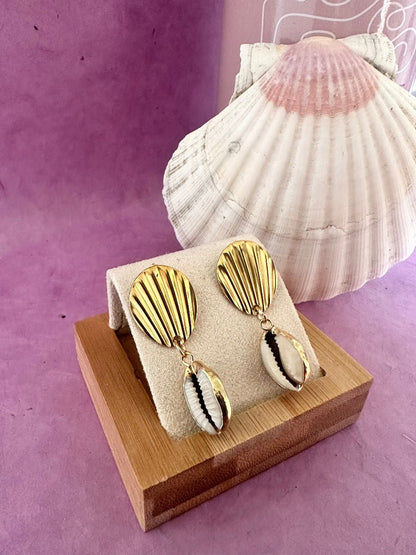 Boucles d’oreilles PÉLAGIE – acier inoxydable doré et pendants coquillage cauri naturel - Camilmari Bijoux - 
