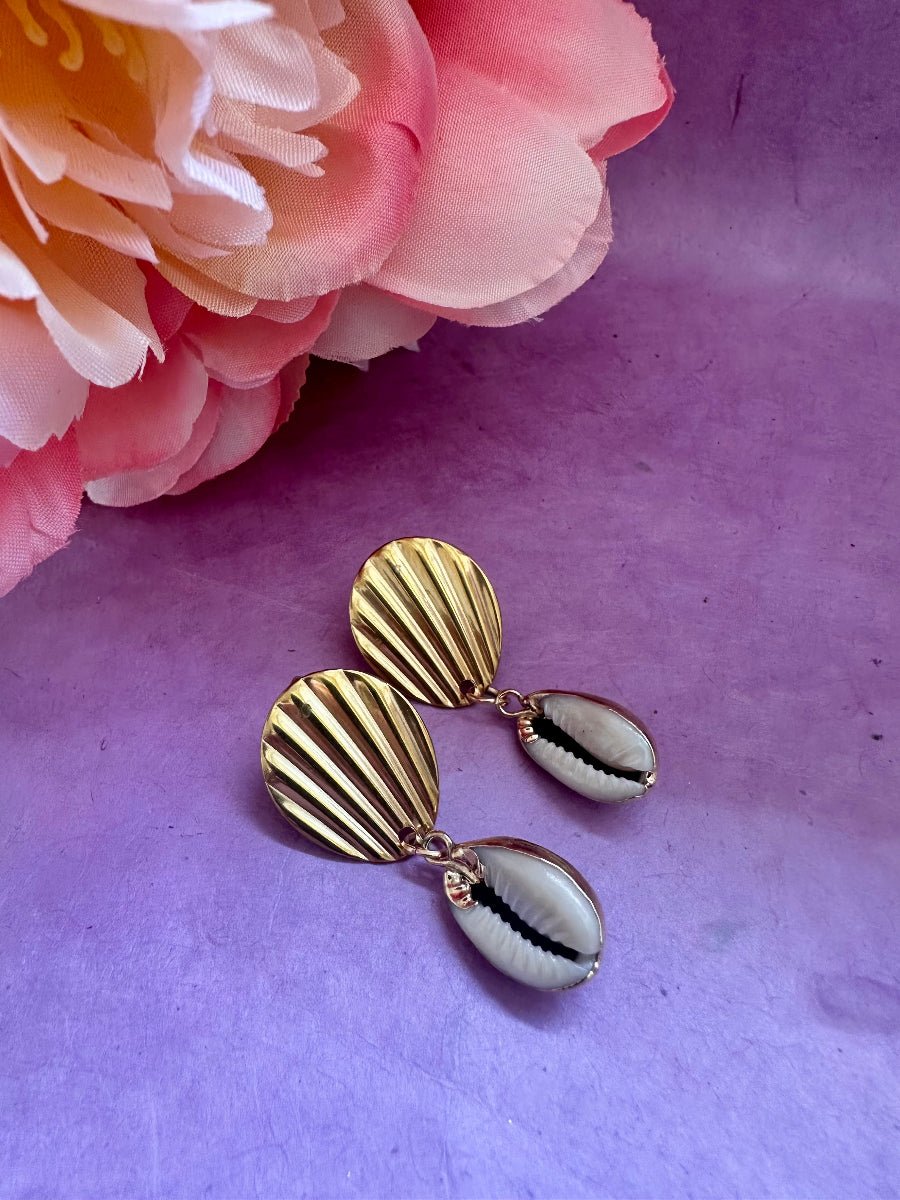 Boucles d’oreilles PÉLAGIE – acier inoxydable doré et pendants coquillage cauri naturel - Camilmari Bijoux - 