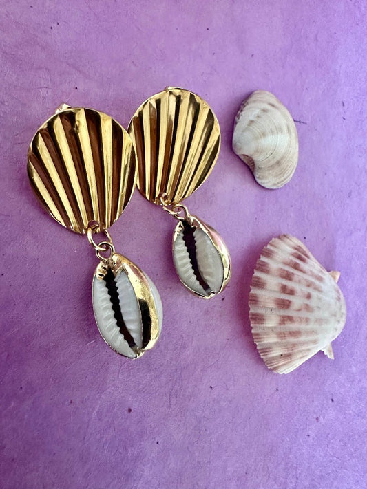 Boucles d’oreilles PÉLAGIE – acier inoxydable doré et pendants coquillage cauri naturel - Camilmari Bijoux - 