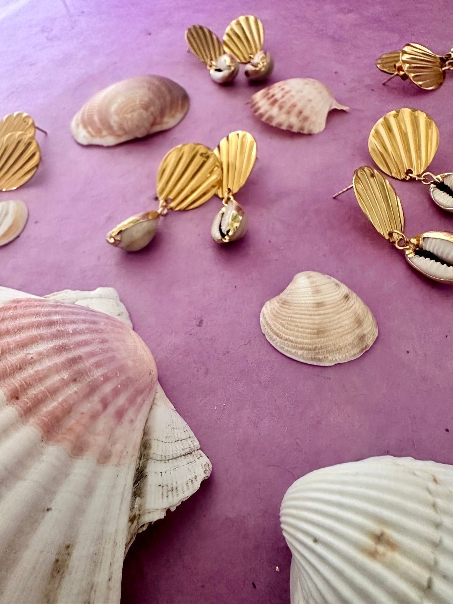 Boucles d’oreilles PÉLAGIE – acier inoxydable doré et pendants coquillage cauri naturel - Camilmari Bijoux - 