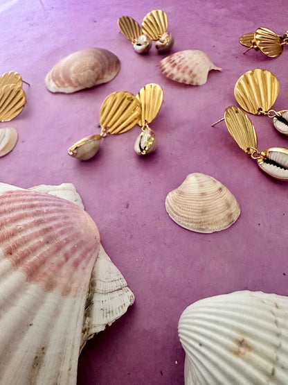 Boucles d’oreilles PÉLAGIE – acier inoxydable doré et pendants coquillage cauri naturel - Camilmari Bijoux - 