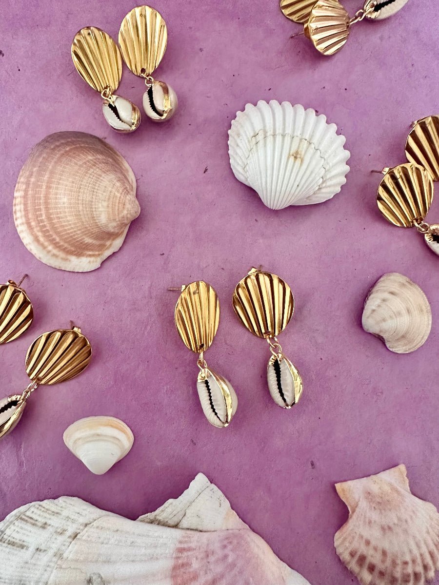 Boucles d’oreilles PÉLAGIE – acier inoxydable doré et pendants coquillage cauri naturel - Camilmari Bijoux - 