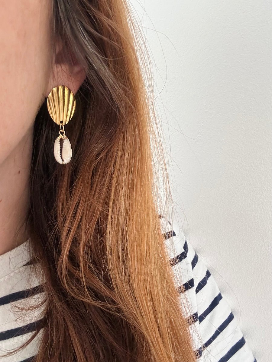 Boucles d’oreilles PÉLAGIE – acier inoxydable doré et pendants coquillage cauri naturel - Camilmari Bijoux - 