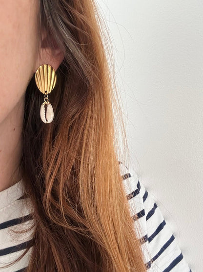Boucles d’oreilles PÉLAGIE – acier inoxydable doré et pendants coquillage cauri naturel - Camilmari Bijoux - 