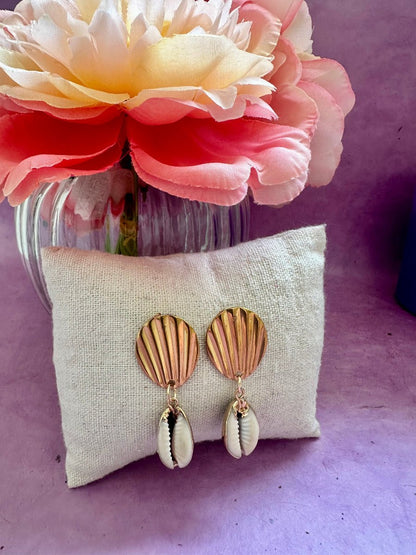 Boucles d’oreilles PÉLAGIE – acier inoxydable doré et pendants coquillage cauri naturel - Camilmari Bijoux - 