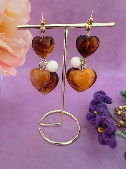 Boucles d’oreilles pendantes cœurs et perles en résine colorée GAÏA - Camilmari Bijoux - Terra - camaïeu de brun et d’orange