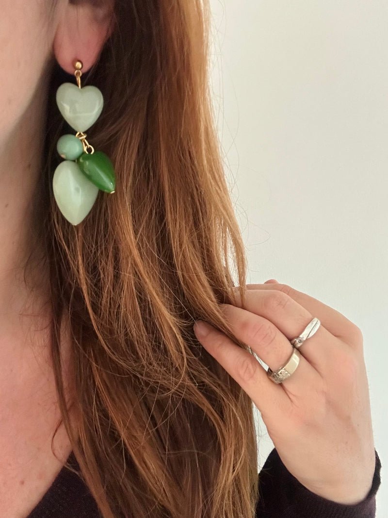 Boucles d’oreilles pendantes cœurs et perles en résine colorée GAÏA - Camilmari Bijoux - Azur - camaïeu de bleu