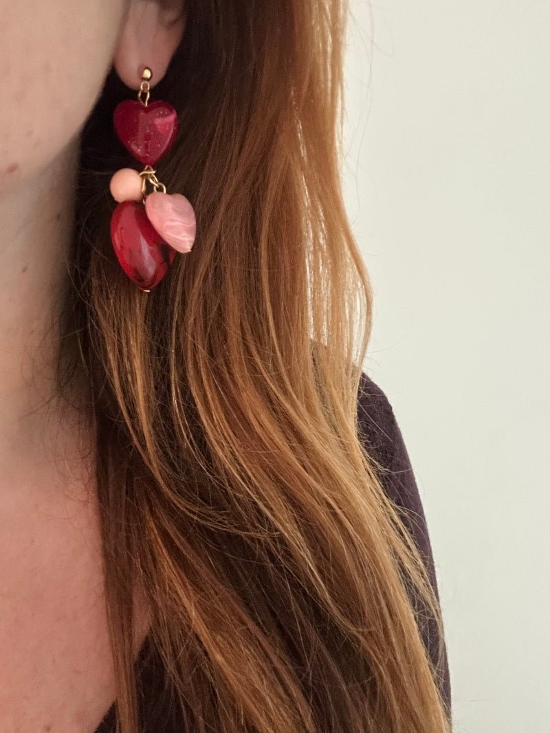 Boucles d’oreilles pendantes cœurs et perles en résine colorée GAÏA - Camilmari Bijoux - Émeraude - camaïeu de vert