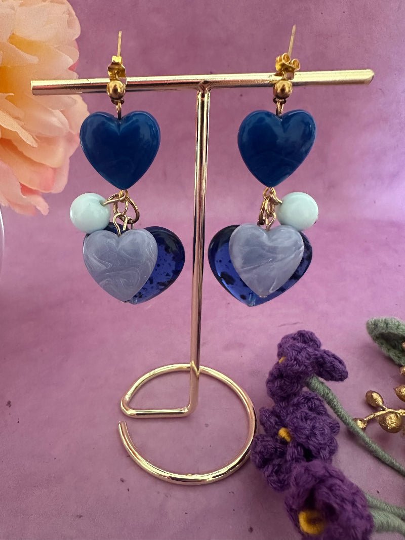 Boucles d’oreilles pendantes cœurs et perles en résine colorée GAÏA - Camilmari Bijoux - Azur - camaïeu de bleu