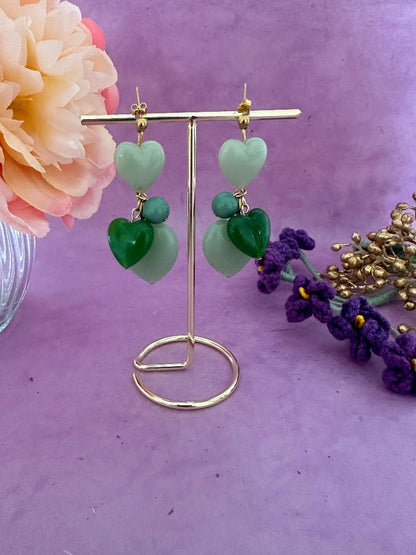 Boucles d’oreilles pendantes cœurs et perles en résine colorée GAÏA - Camilmari Bijoux - Émeraude - camaïeu de vert