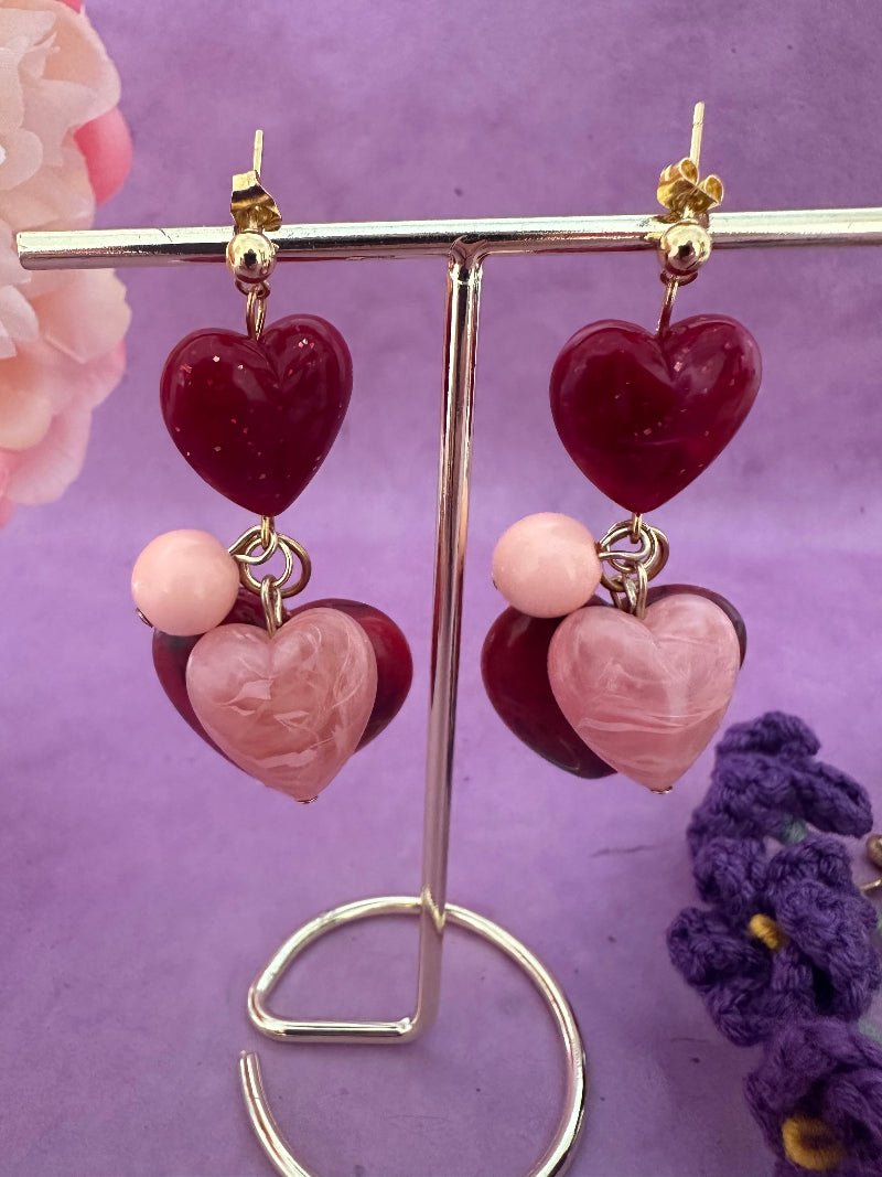 Boucles d’oreilles pendantes cœurs et perles en résine colorée GAÏA - Camilmari Bijoux - Roséa - camaïeu de rouge et rose