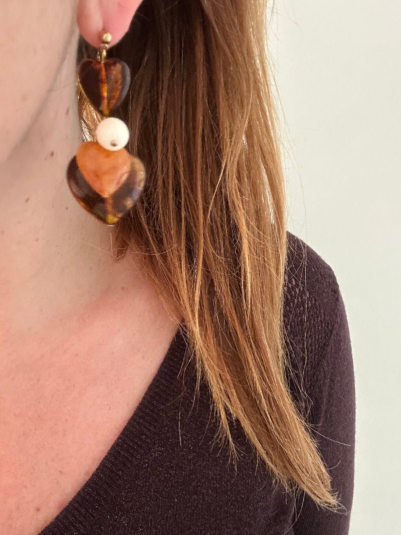 Boucles d’oreilles pendantes cœurs et perles en résine colorée GAÏA - Camilmari Bijoux - Émeraude - camaïeu de vert