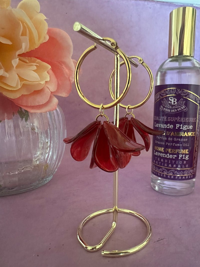 Boucles d’oreilles pétales LENNIE – Créoles fleurs fait main coloris rouge grenat - Camilmari Bijoux - Paire de suspensions de pétales pour créoles argentées