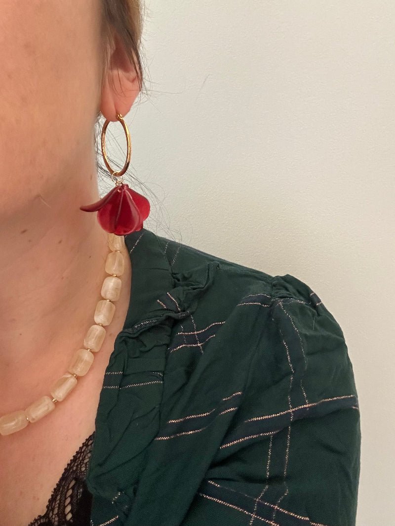 Boucles d’oreilles pétales LENNIE – Créoles fleurs fait main coloris rouge grenat - Camilmari Bijoux - Paire de suspensions de pétales pour créoles dorées