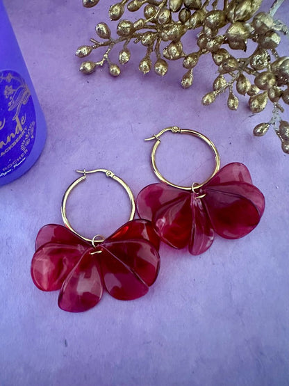 Boucles d’oreilles pétales LENNIE – Créoles fleurs fait main coloris rouge grenat - Camilmari Bijoux - Paire de suspensions de pétales pour créoles dorées