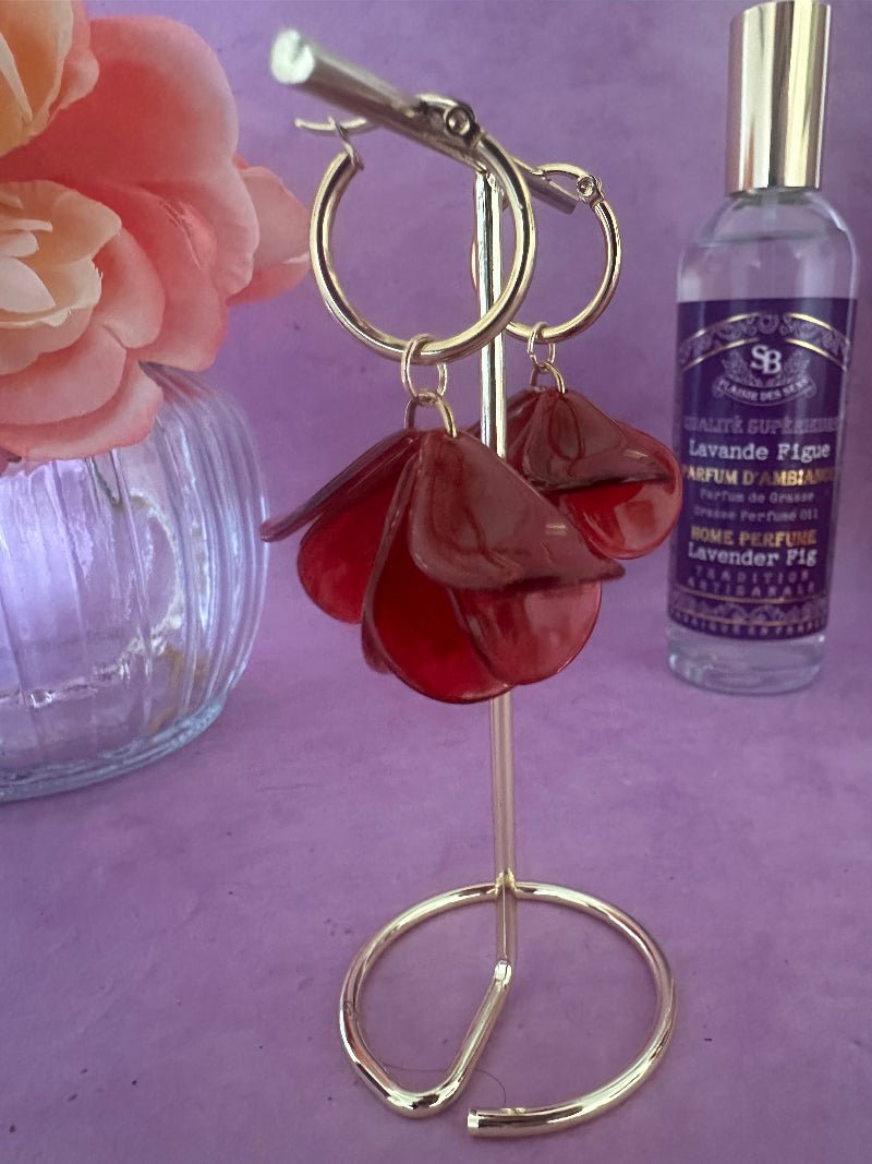 Boucles d’oreilles pétales LENNIE – Créoles fleurs fait main coloris rouge grenat - Camilmari Bijoux - Créoles 20 mm argentées en acier inoxydable + Pétales