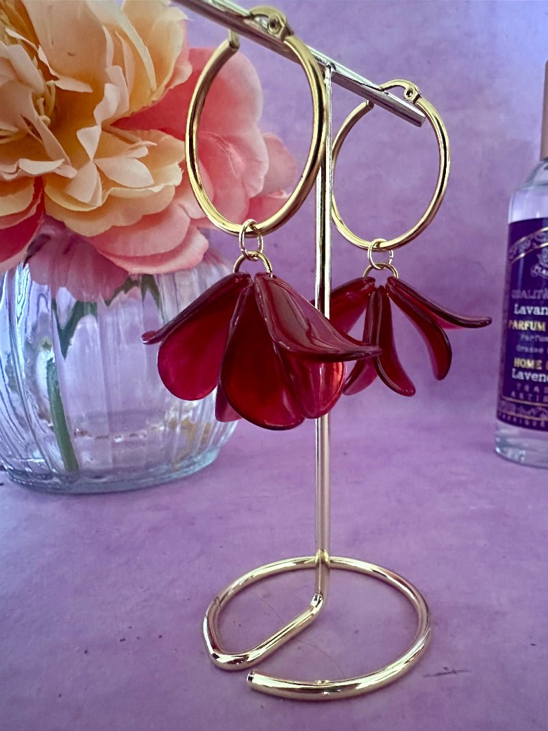 Boucles d’oreilles pétales LENNIE – Créoles fleurs fait main coloris rouge grenat - Camilmari Bijoux - Créoles 30 mm dorées en acier inoxydable + Pétales