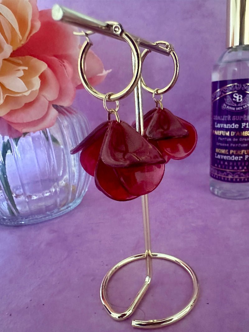 Boucles d’oreilles pétales LENNIE – Créoles fleurs fait main coloris rouge grenat - Camilmari Bijoux - Créoles 20 mm dorées en acier inoxydable + Pétales