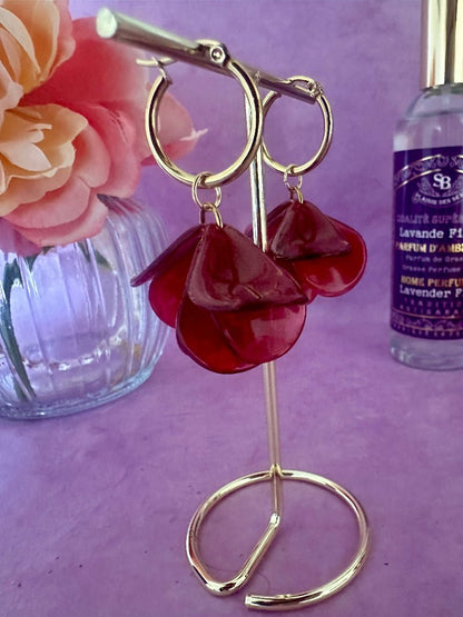 Boucles d’oreilles pétales LENNIE – Créoles fleurs fait main coloris rouge grenat - Camilmari Bijoux - Créoles 20 mm dorées en acier inoxydable + Pétales