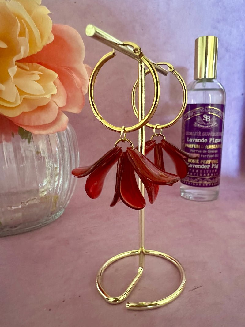 Boucles d’oreilles pétales LENNIE – Créoles fleurs fait main coloris rouge grenat - Camilmari Bijoux - Paire de suspensions de pétales pour créoles dorées
