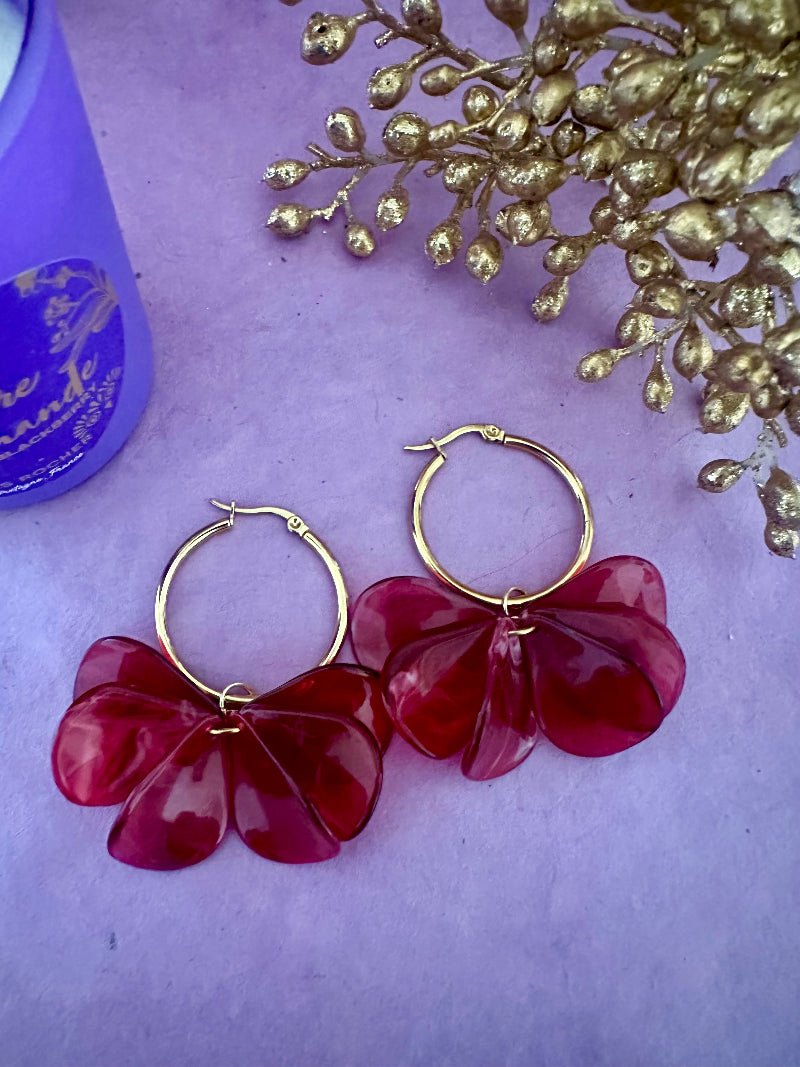 Boucles d’oreilles pétales LENNIE – Créoles fleurs fait main coloris rouge grenat - Camilmari Bijoux - Paire de suspensions de pétales pour créoles argentées