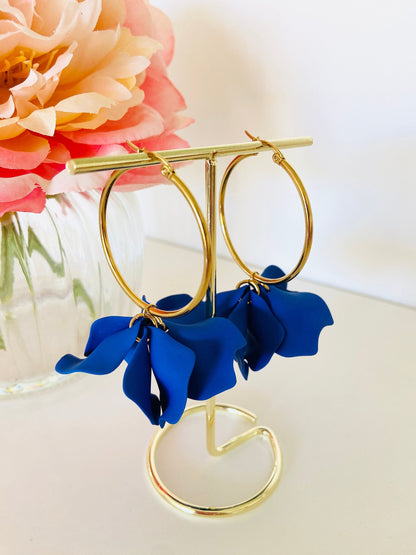 Boucles d’oreilles ROSIE – Grandes créoles fleuries faites main mariage - Camilmari Bijoux - Bleu roi