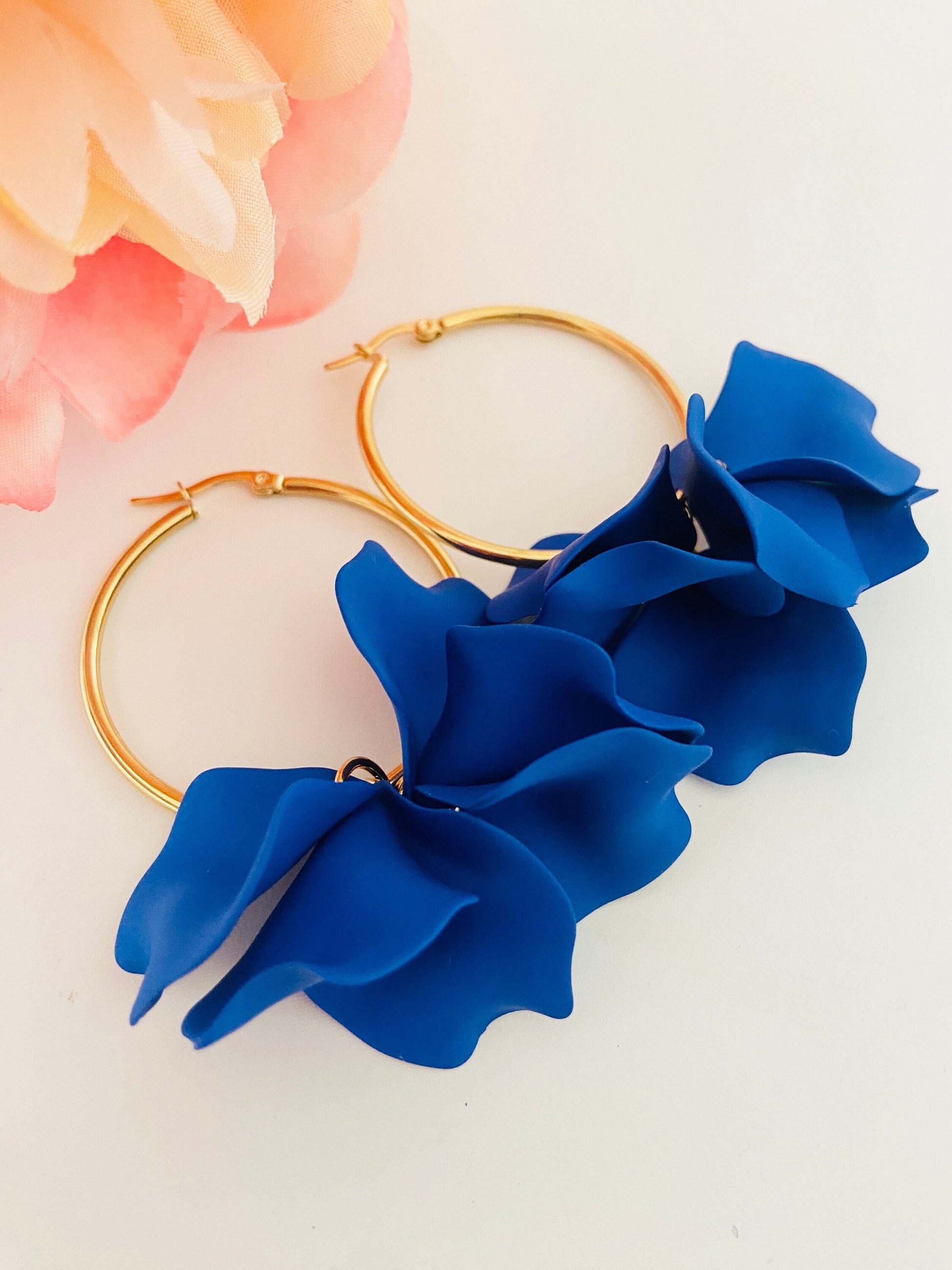 Boucles d’oreilles ROSIE – Grandes créoles fleuries faites main mariage - Camilmari Bijoux - Rose bonbon