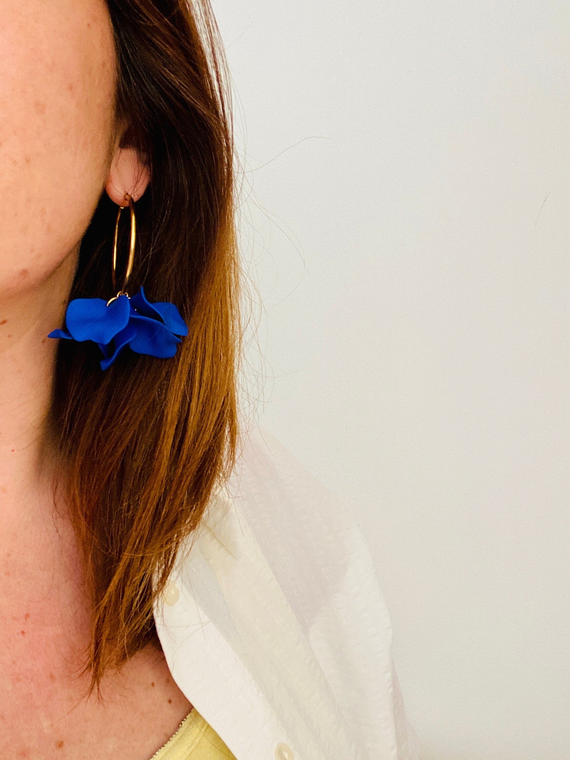 Boucles d’oreilles ROSIE – Grandes créoles fleuries faites main mariage - Camilmari Bijoux - Rose bonbon