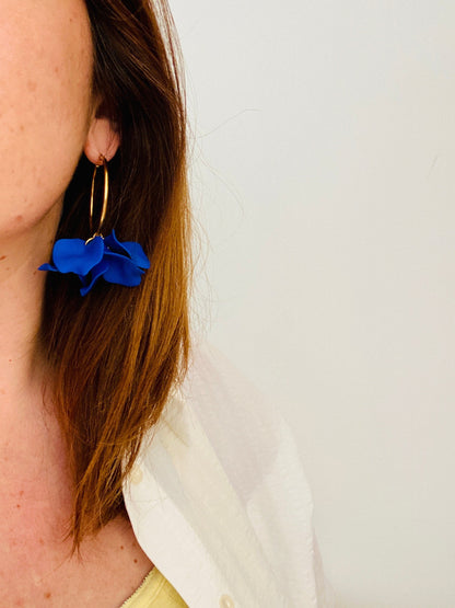 Boucles d’oreilles ROSIE – Grandes créoles fleuries faites main mariage - Camilmari Bijoux - Rose bonbon