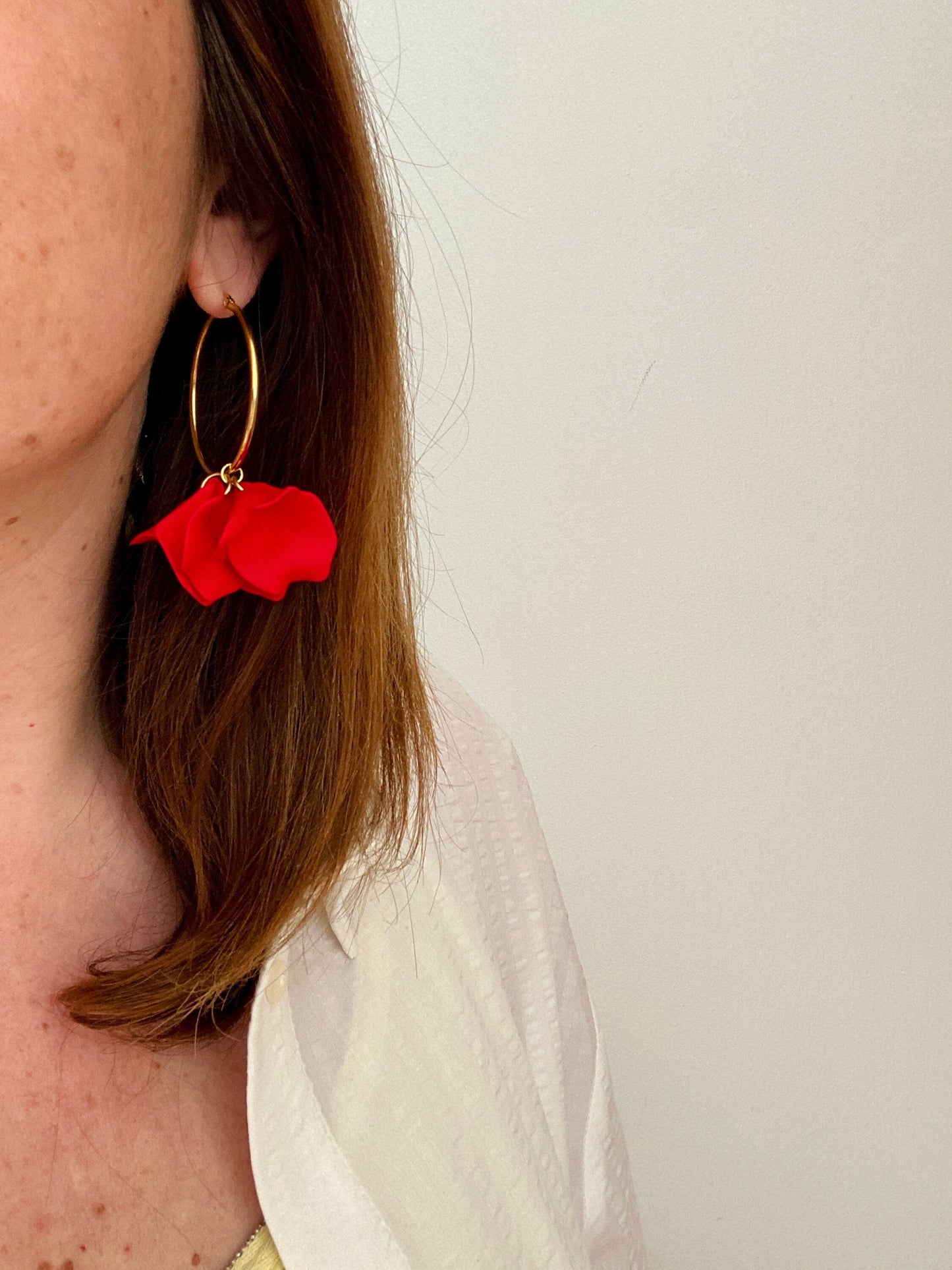 Boucles d’oreilles ROSIE – Grandes créoles fleuries faites main mariage - Camilmari Bijoux - Bleu roi