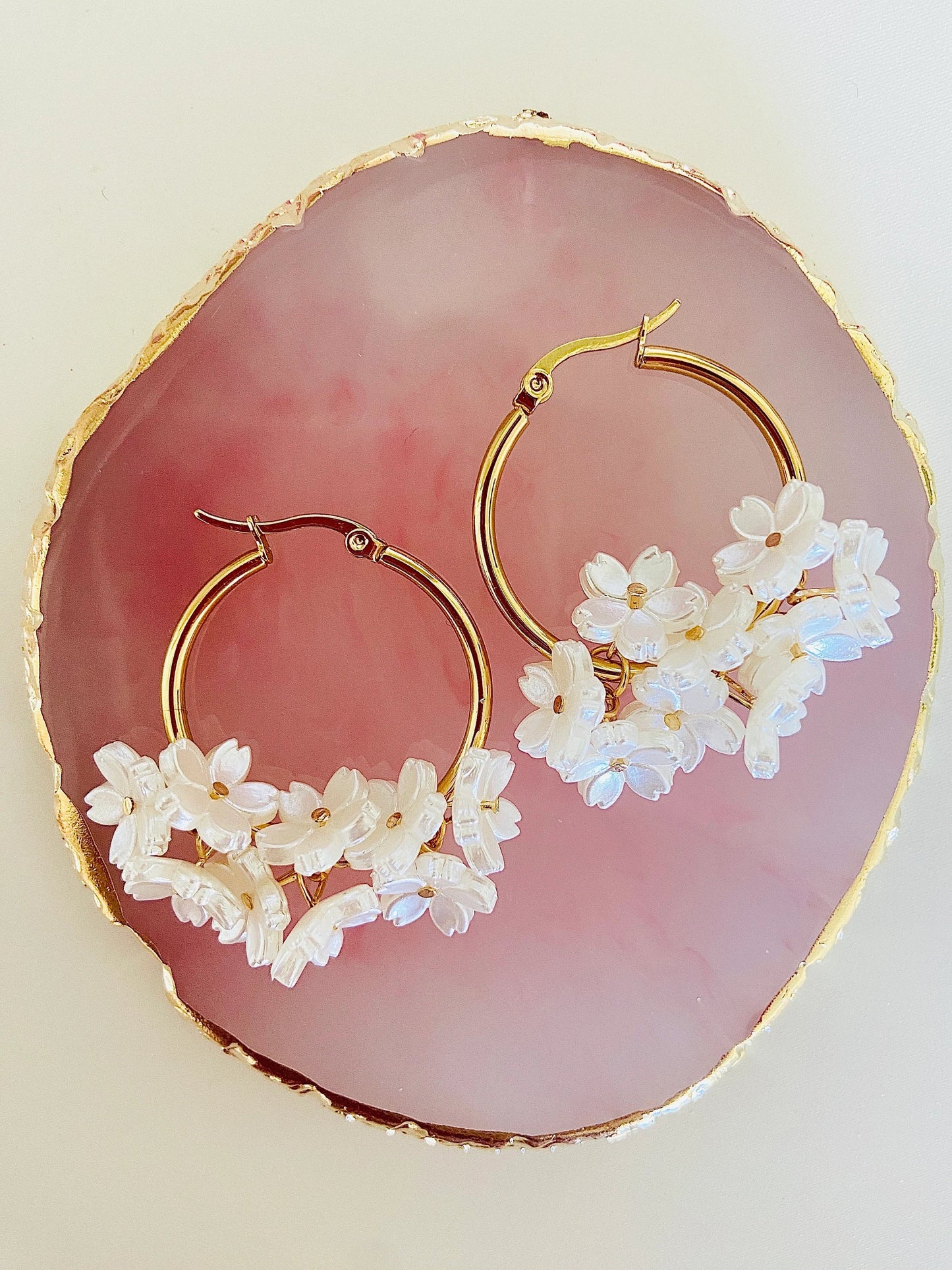 Boucles d’oreilles SAKURA - Camilmari Bijoux - Créoles 30 mm fleuries