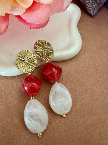 Boucles d’oreilles SOLINE perles blanches ovales translucides et touches dorées - Camilmari Bijoux - Perles blanches et rouge grenat