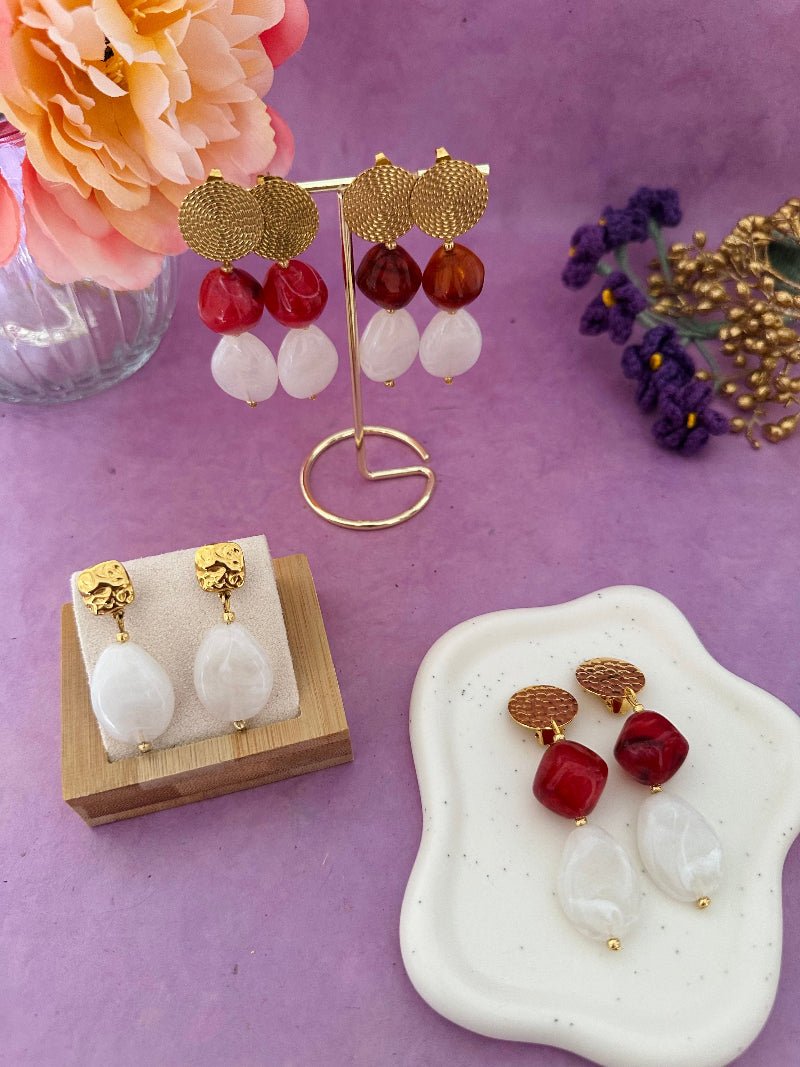 Boucles d’oreilles SOLINE perles blanches ovales translucides et touches dorées - Camilmari Bijoux - Perles blanches