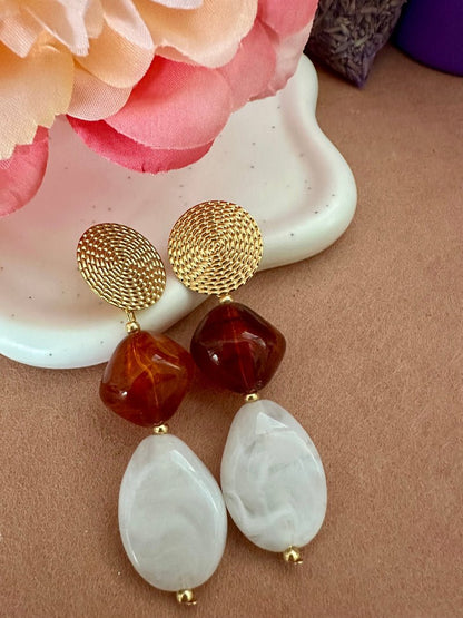 Boucles d’oreilles SOLINE perles blanches ovales translucides et touches dorées - Camilmari Bijoux - Perles blanches et brun ambré