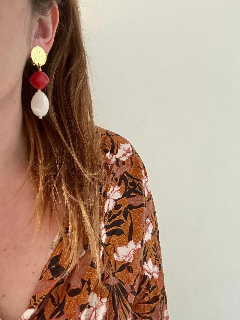 Boucles d’oreilles SOLINE perles blanches ovales translucides et touches dorées - Camilmari Bijoux - Perles blanches et rouge grenat