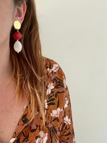 Boucles d’oreilles SOLINE perles blanches ovales translucides et touches dorées - Camilmari Bijoux - Perles blanches et rouge grenat