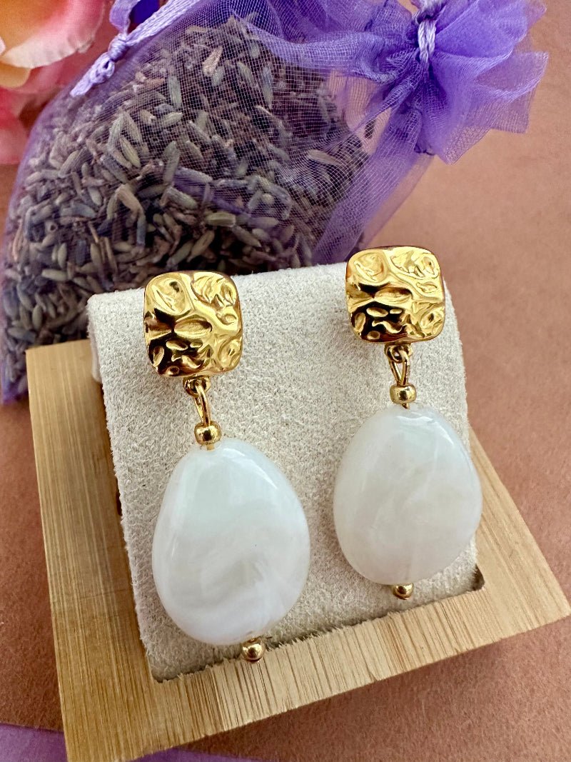 Boucles d’oreilles SOLINE perles blanches ovales translucides et touches dorées - Camilmari Bijoux - Perles blanches