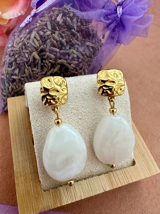 Boucles d’oreilles SOLINE perles blanches ovales translucides et touches dorées - Camilmari Bijoux - Perles blanches