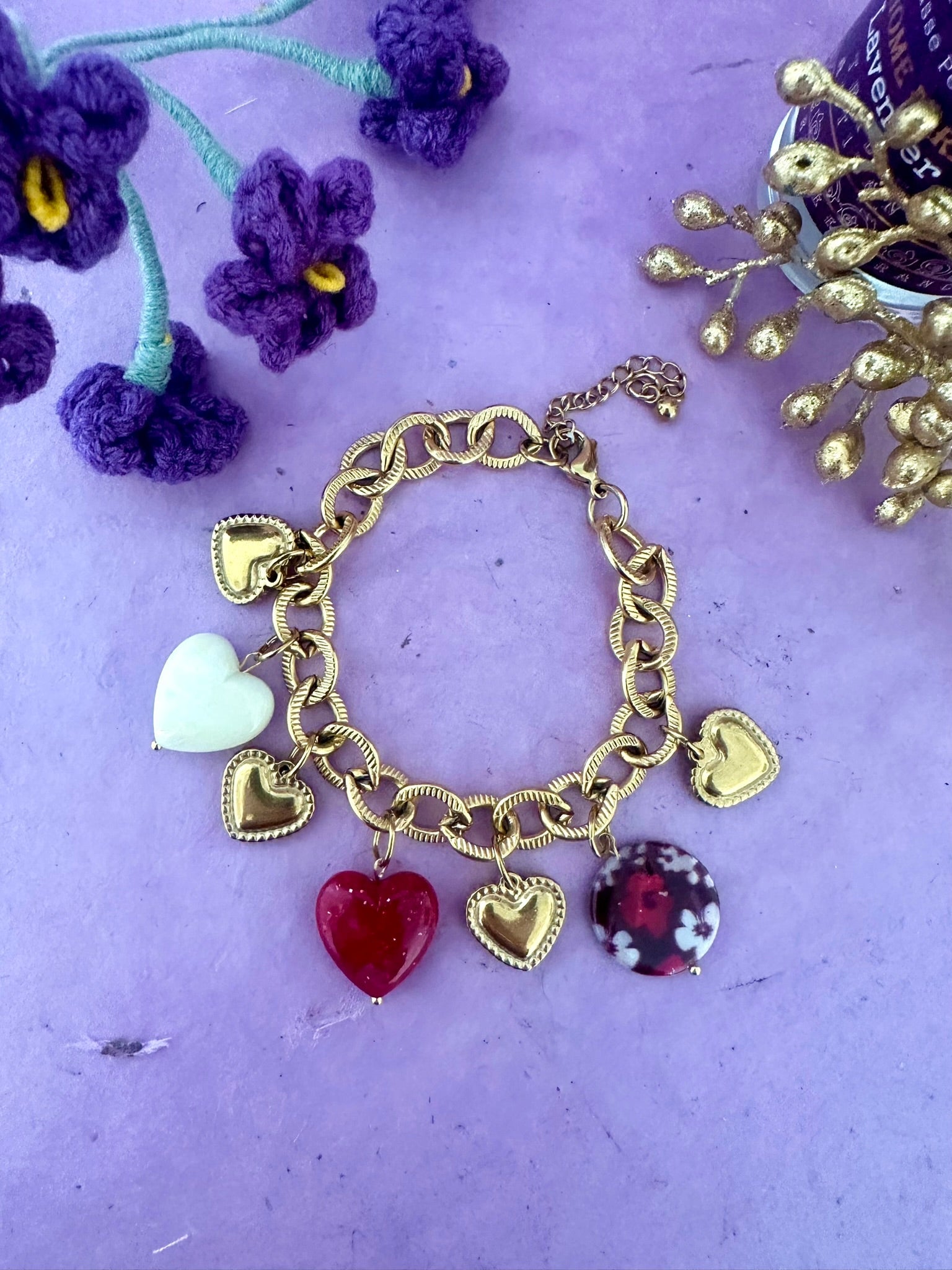 Bracelet ALTHÉA – Bracelet doré à breloques cœurs dorés et perles bordeaux - Camilmari Bijoux - 