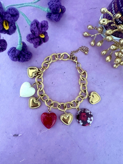 Bracelet ALTHÉA – Bracelet doré à breloques cœurs dorés et perles bordeaux - Camilmari Bijoux - 