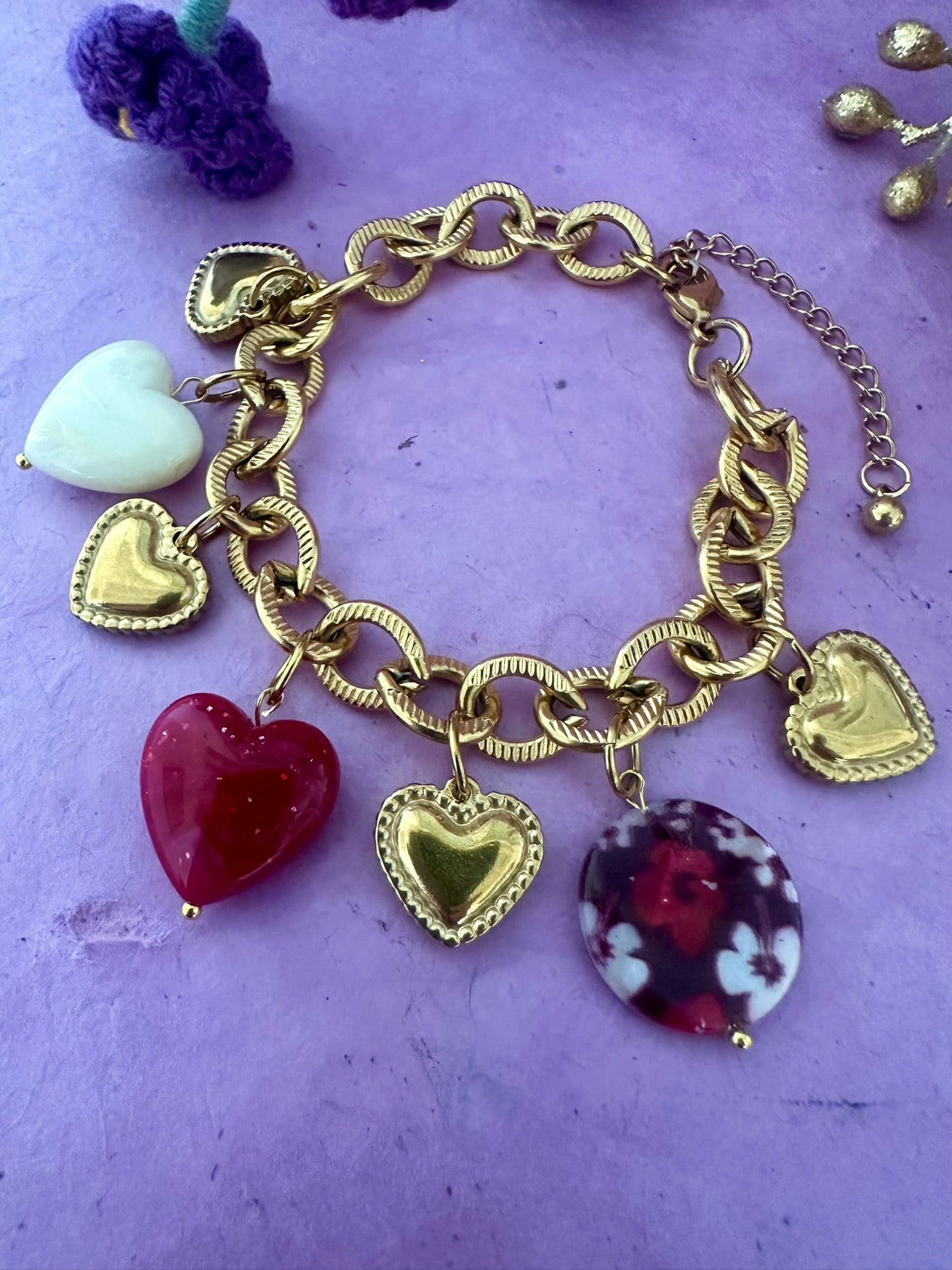 Bracelet ALTHÉA – Bracelet doré à breloques cœurs dorés et perles bordeaux - Camilmari Bijoux - 