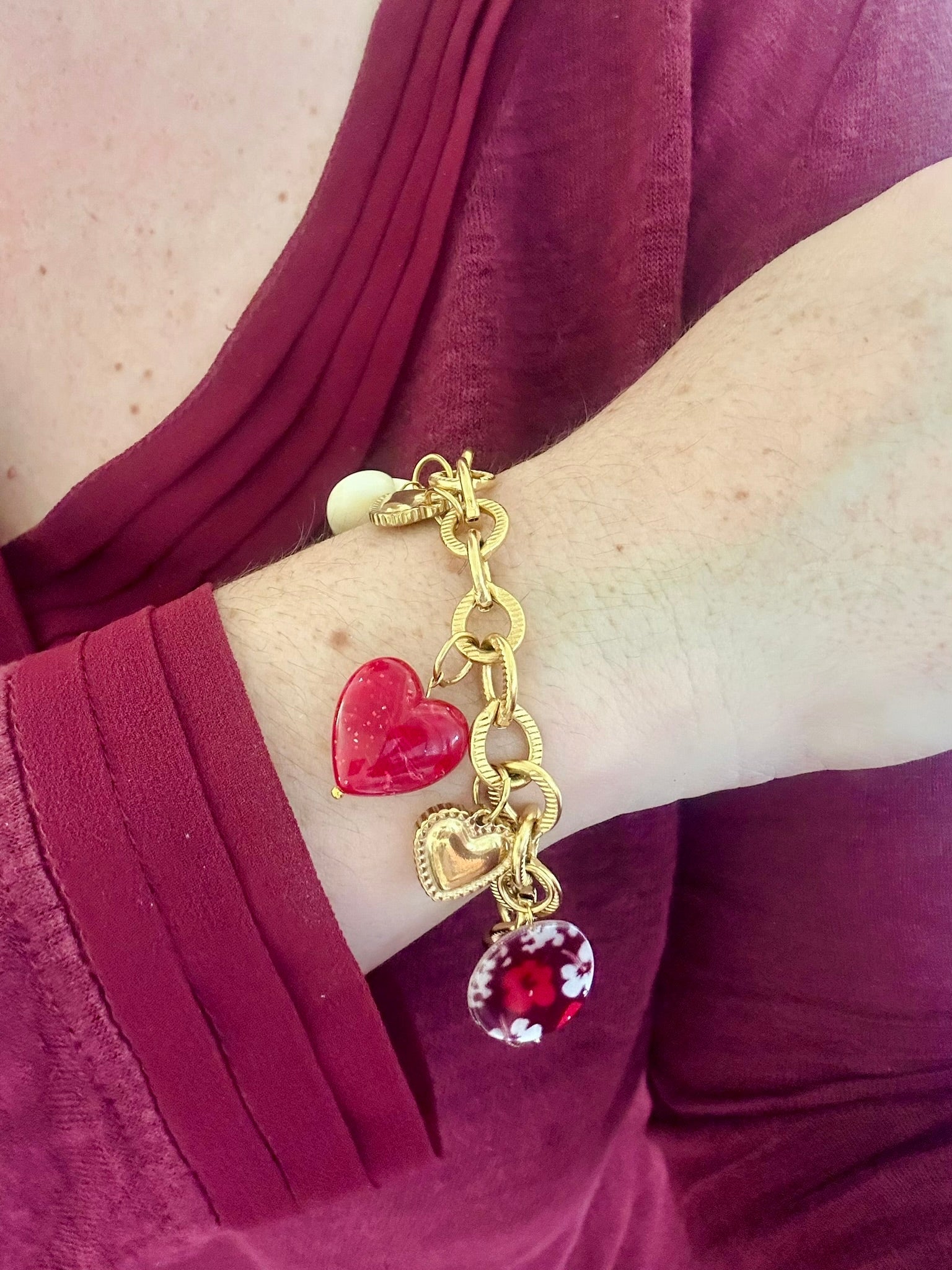 Bracelet ALTHÉA – Bracelet doré à breloques cœurs dorés et perles bordeaux - Camilmari Bijoux - 