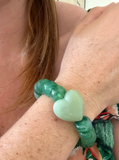 Bracelet élastique CLAUDIE de perles colorées cylindriques et coeur - Camilmari Bijoux - Composition de coloris sur mesure