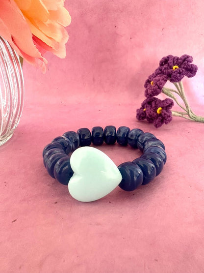 Bracelet élastique CLAUDIE de perles colorées cylindriques et coeur - Camilmari Bijoux - Bleu marine avec un cœur bleu pâle