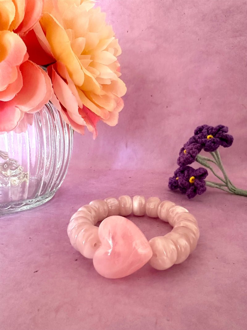 Bracelet élastique CLAUDIE de perles colorées cylindriques et coeur - Camilmari Bijoux - Rose pâle marbré avec un cœur rose pâle