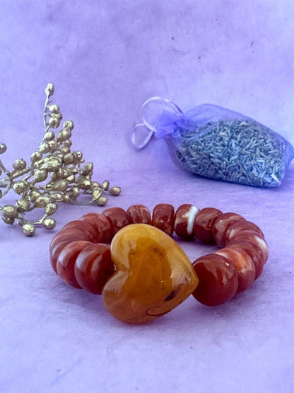 Bracelet élastique CLAUDIE de perles colorées cylindriques et coeur - Camilmari Bijoux - Terracotta - brique avec un cœur abricot